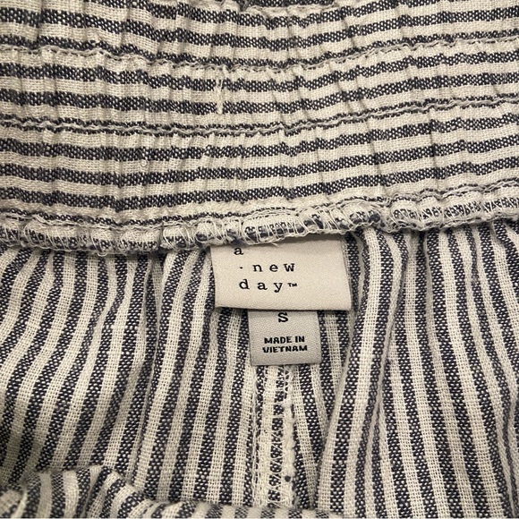 🛥️ A NEW DAY Linen Blend Shorts with Blue & White Stripes, Small - Picture 3 of 4